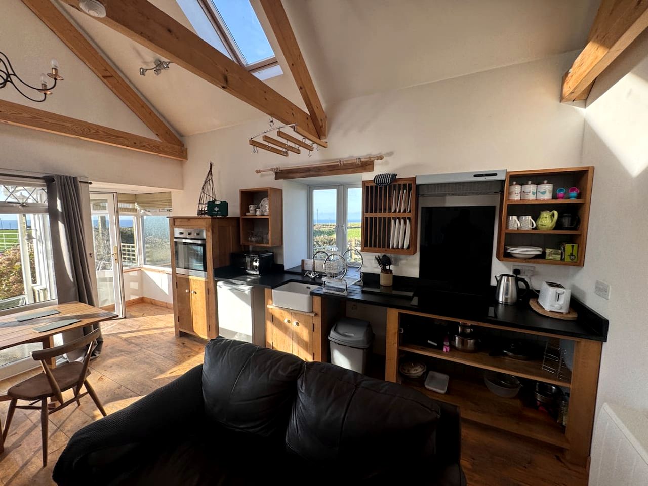 Cozy Serene Barn Retreat with Breathtaking Sea and Countryside Views in England