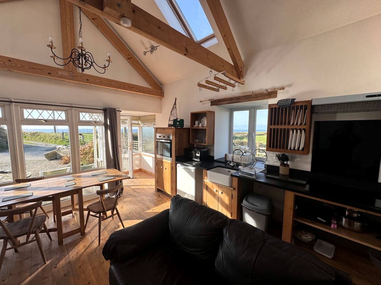 Cozy Serene Barn Retreat with Breathtaking Sea and Countryside Views in England