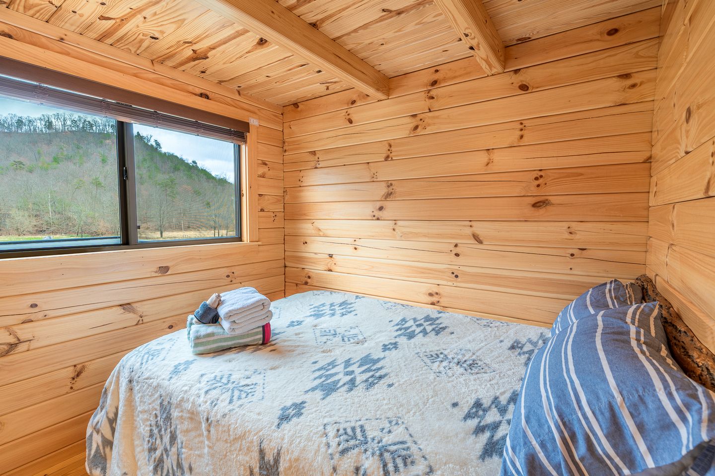 Cozy Stargazing Cabin with Hot Tub near Red River Gorge in Estill County, Kentucky