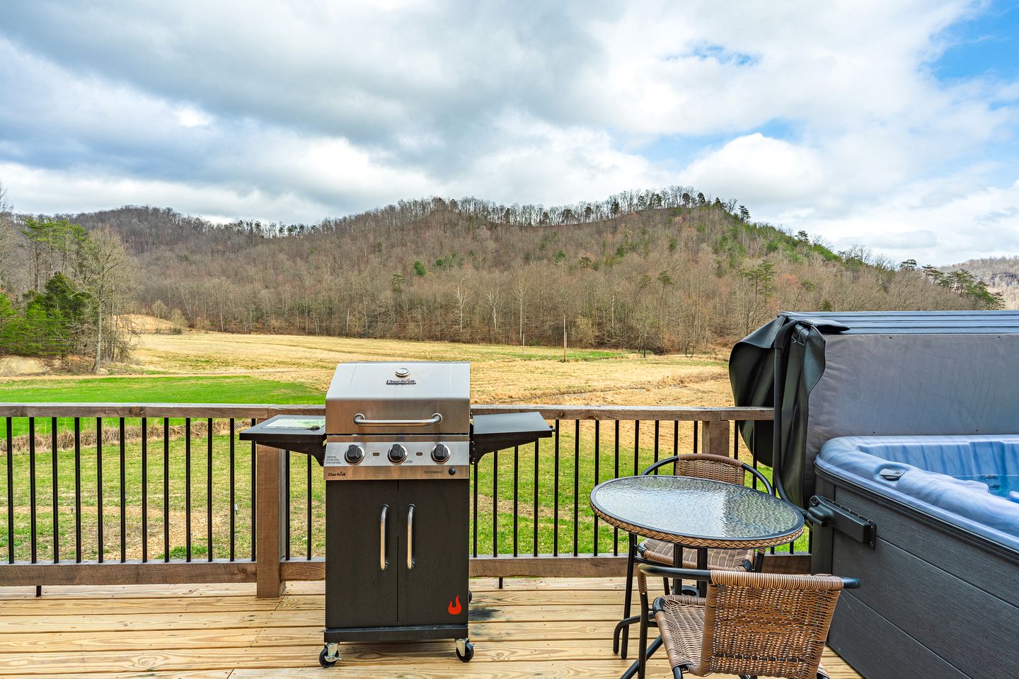 Cozy Stargazing Cabin with Hot Tub near Red River Gorge in Estill County, Kentucky