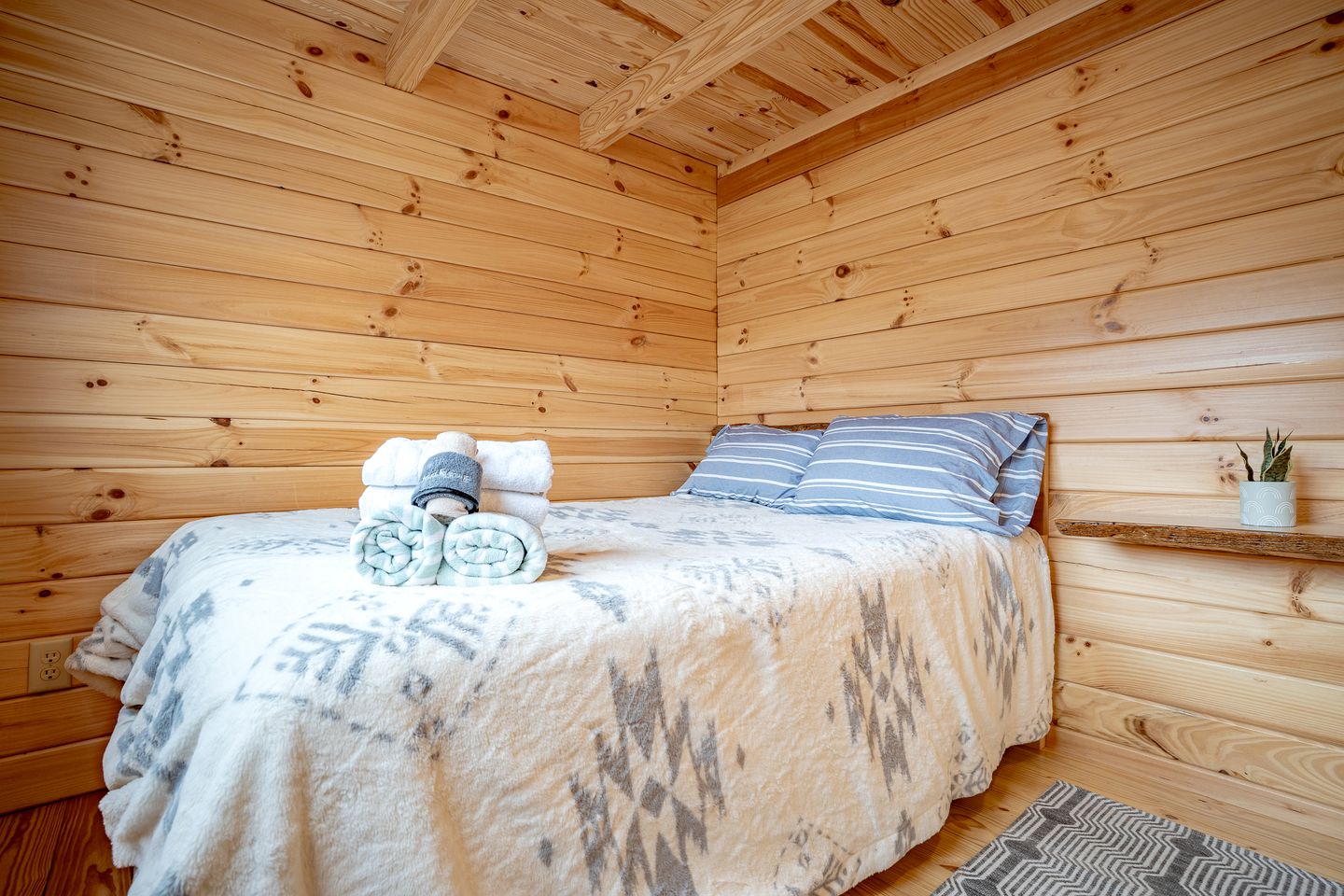 Cozy Stargazing Cabin with Hot Tub near Red River Gorge in Estill County, Kentucky