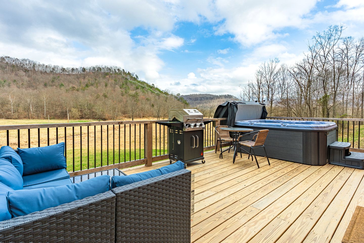 Cozy Stargazing Cabin with Hot Tub near Red River Gorge in Estill County, Kentucky
