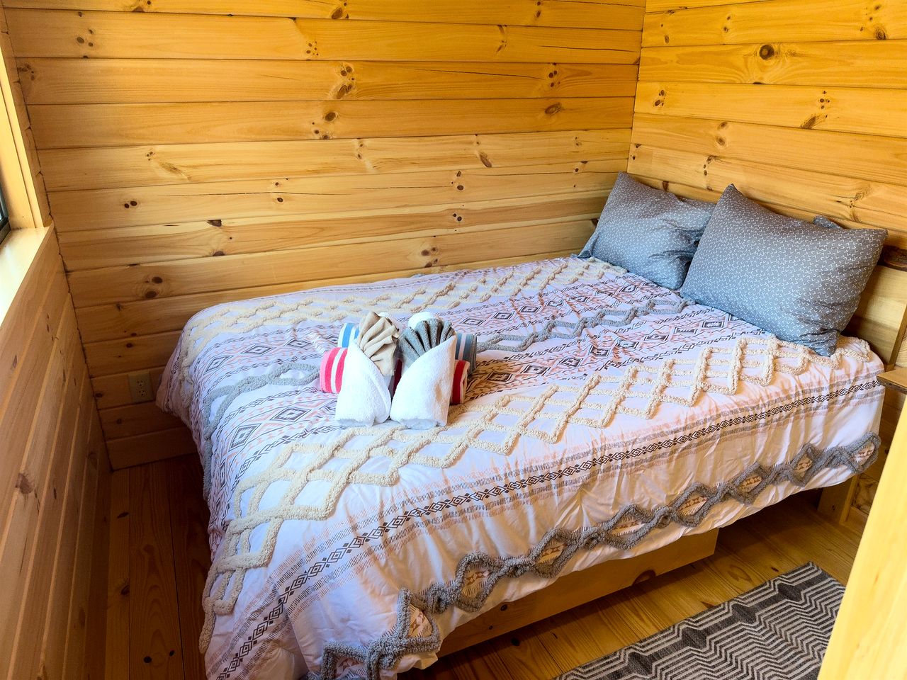 Cozy Stargazing Cabin with Hot Tub near Red River Gorge in Estill County, Kentucky