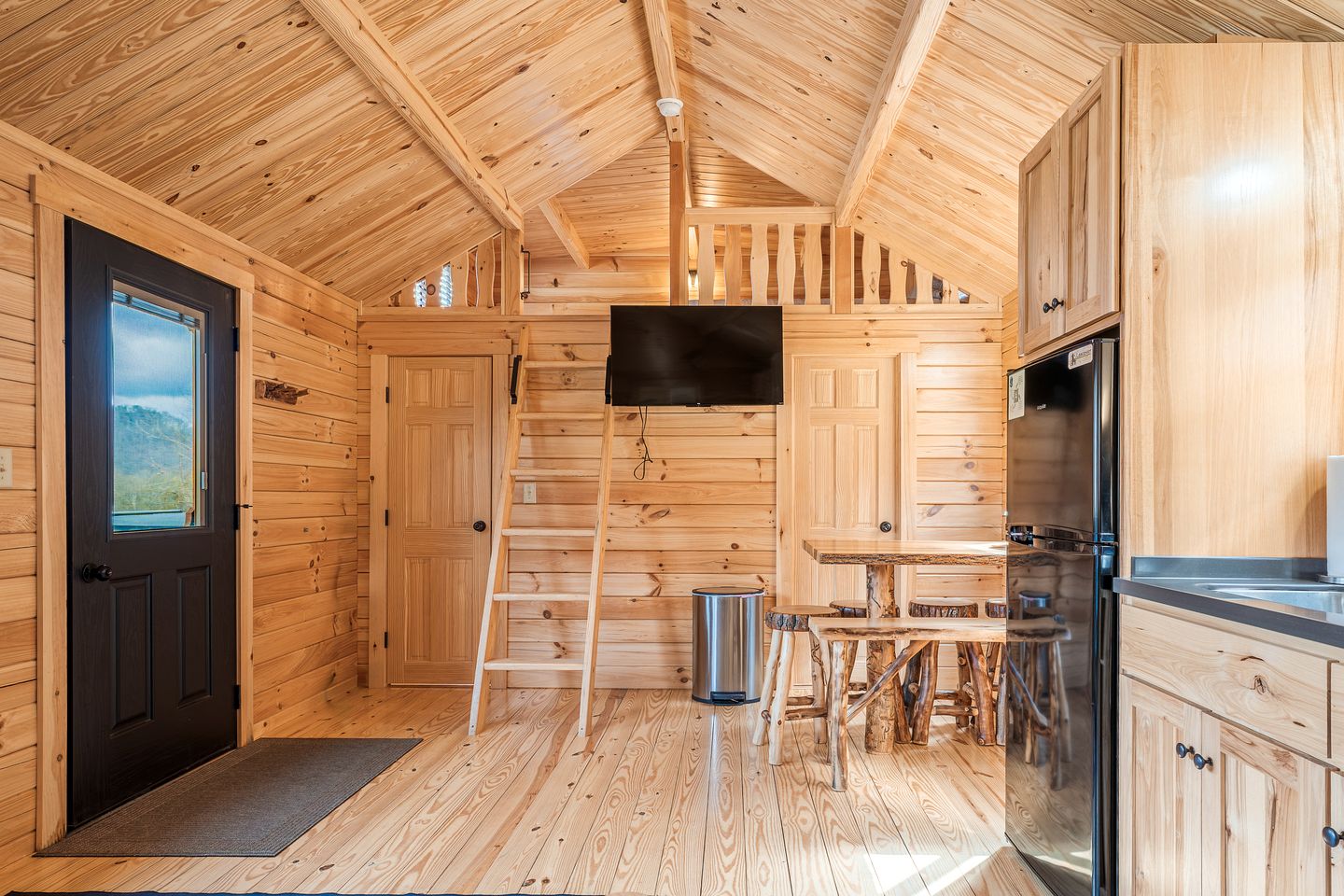 Cozy Stargazing Cabin with Hot Tub near Red River Gorge in Estill County, Kentucky
