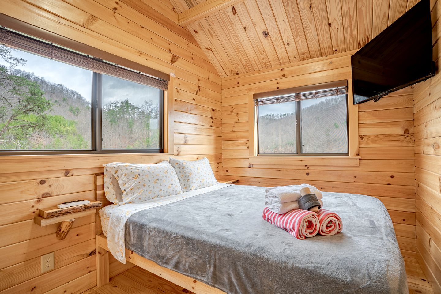 Cozy Stargazing Cabin with Hot Tub near Red River Gorge in Estill County, Kentucky