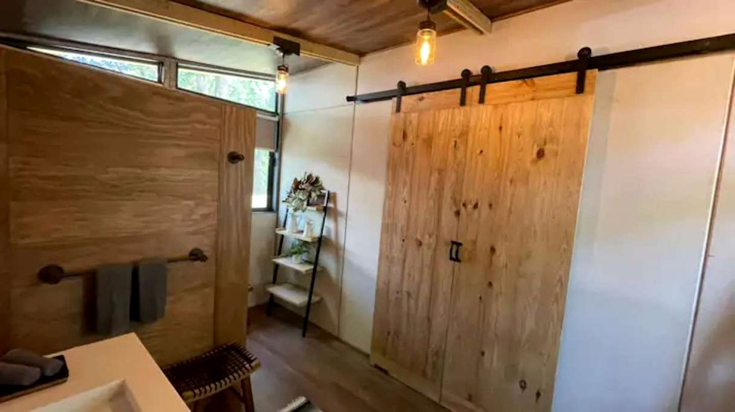 Cozy Texan Cabin, Perfect for a Weekend Getaway