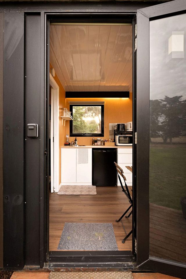 Cozy Tiny House with Lovely Outdoor Area and BBQ in Purdeet, Victoria