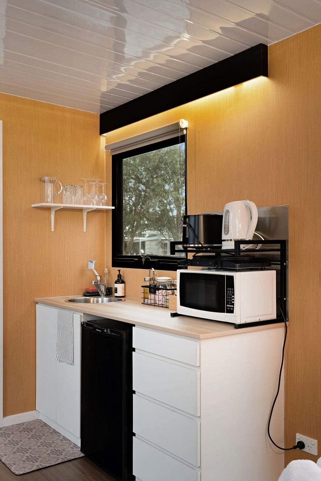 Cozy Tiny House with Lovely Outdoor Area and BBQ in Purdeet, Victoria