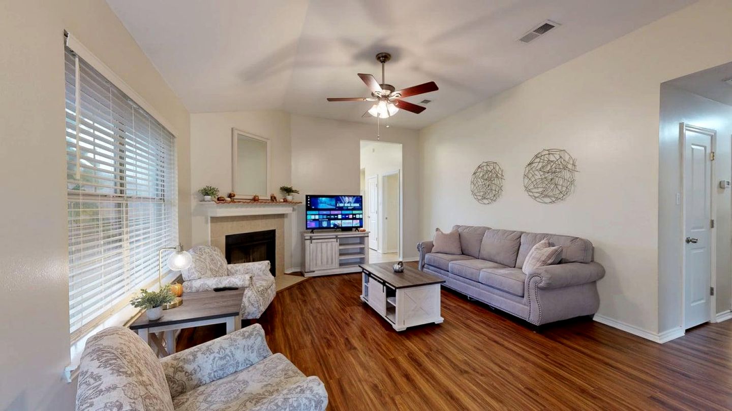 Cozy Updated Home Near Wolf Pen Creek Park – College Station, Texas