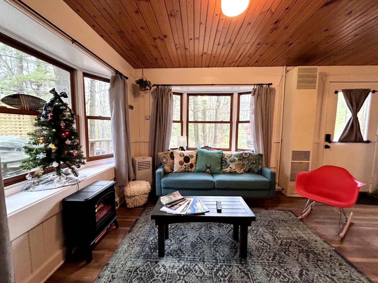 Cozy Vintage Lake Cabin with Hot Tub & Beach Access near Traverse City, Northern Michigan