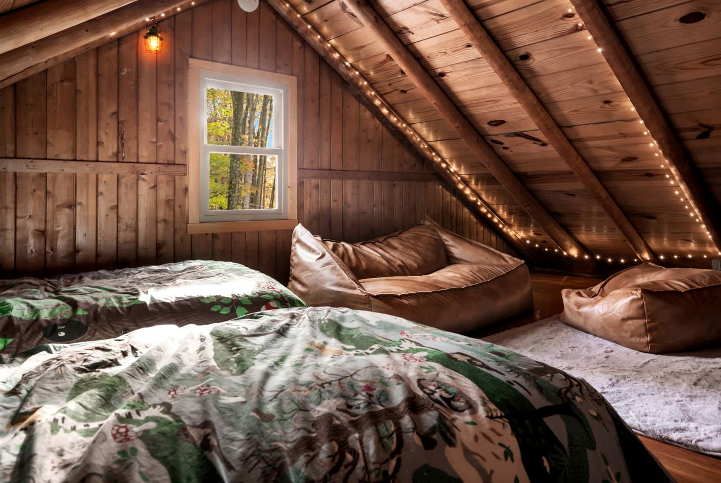 Spectacular Lofted Cabin with Screened Porch, BBQ, and Fire Pit in West Virginia