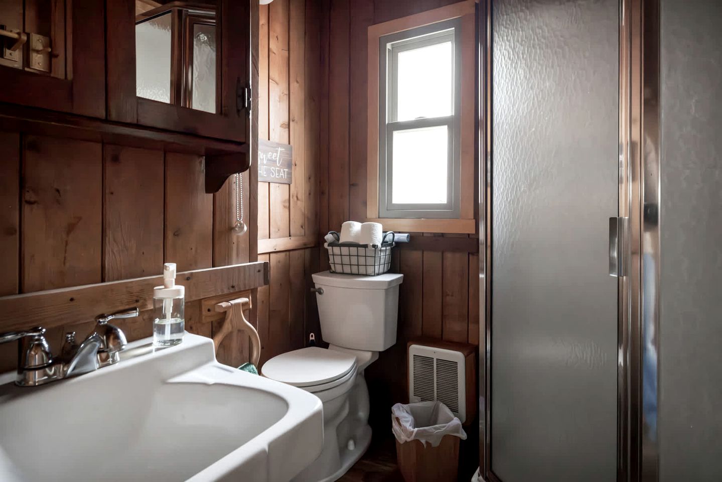 Spectacular Lofted Cabin with Screened Porch, BBQ, and Fire Pit in West Virginia