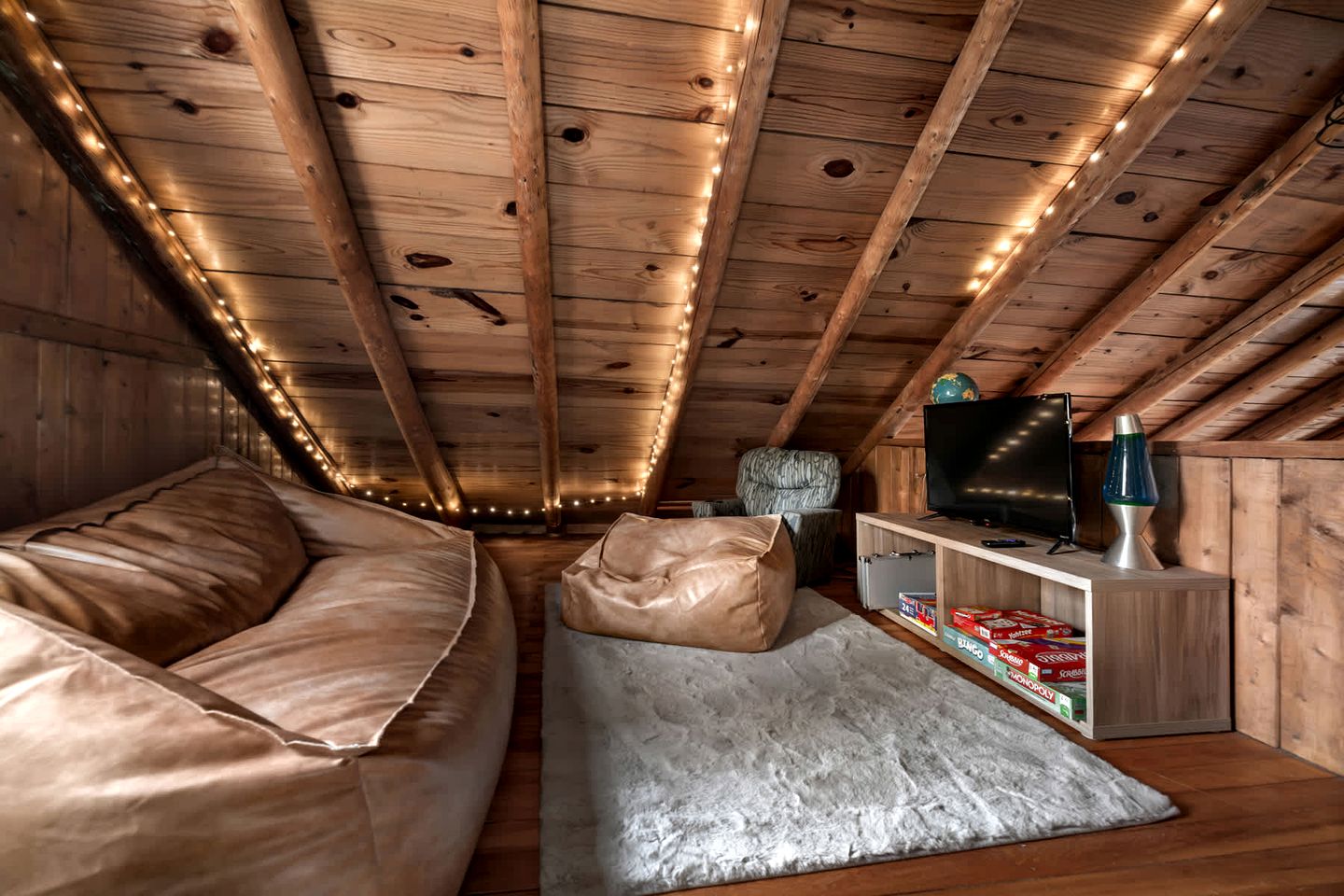 Spectacular Lofted Cabin with Screened Porch, BBQ, and Fire Pit in West Virginia