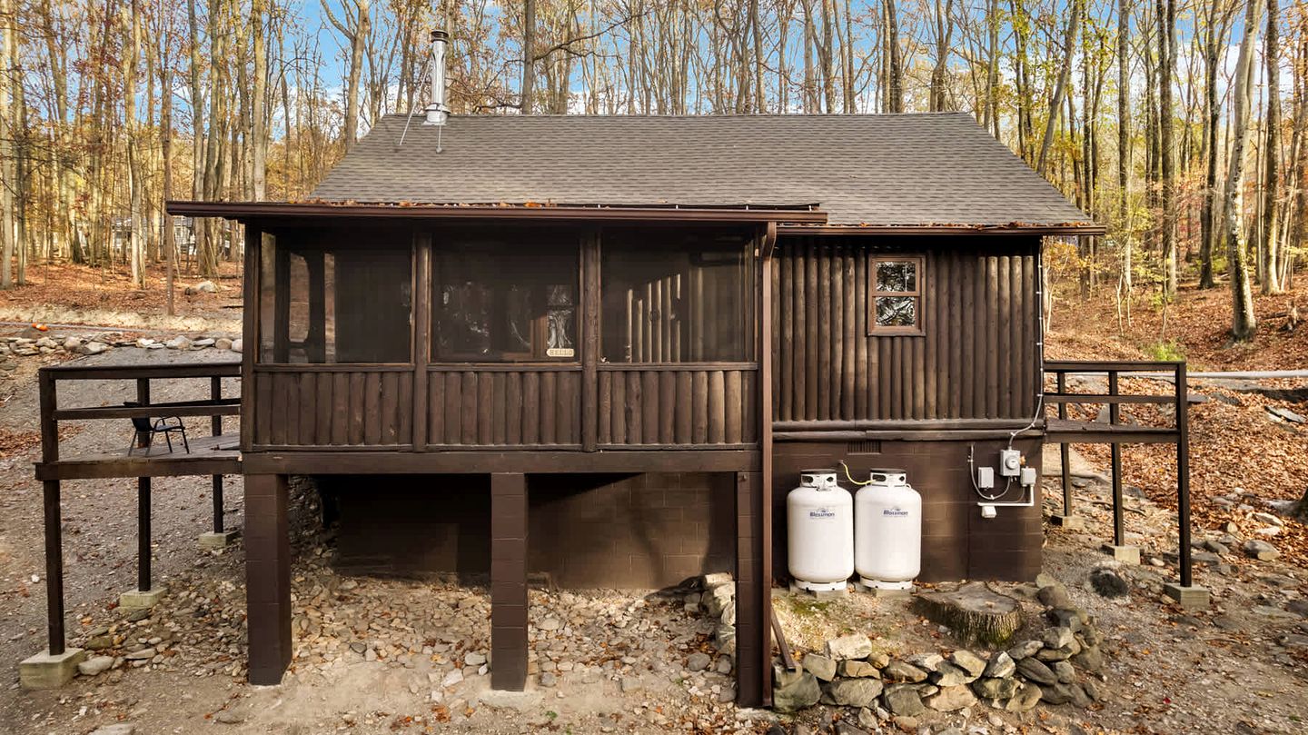 Spectacular Lofted Cabin with Screened Porch, BBQ, and Fire Pit in West Virginia