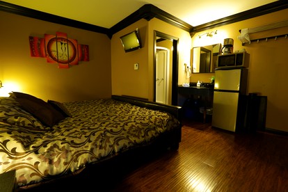 Adults Only Resort on Private Lake Perfect for Couples Getaway Close to Bancroft and Algonquin Park, Ontario, Canada photo 4