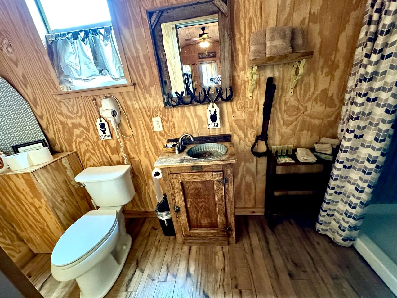 Cozy Western-Style Cabin with Dark-Sky Stargazing near Mountain Home, Texas