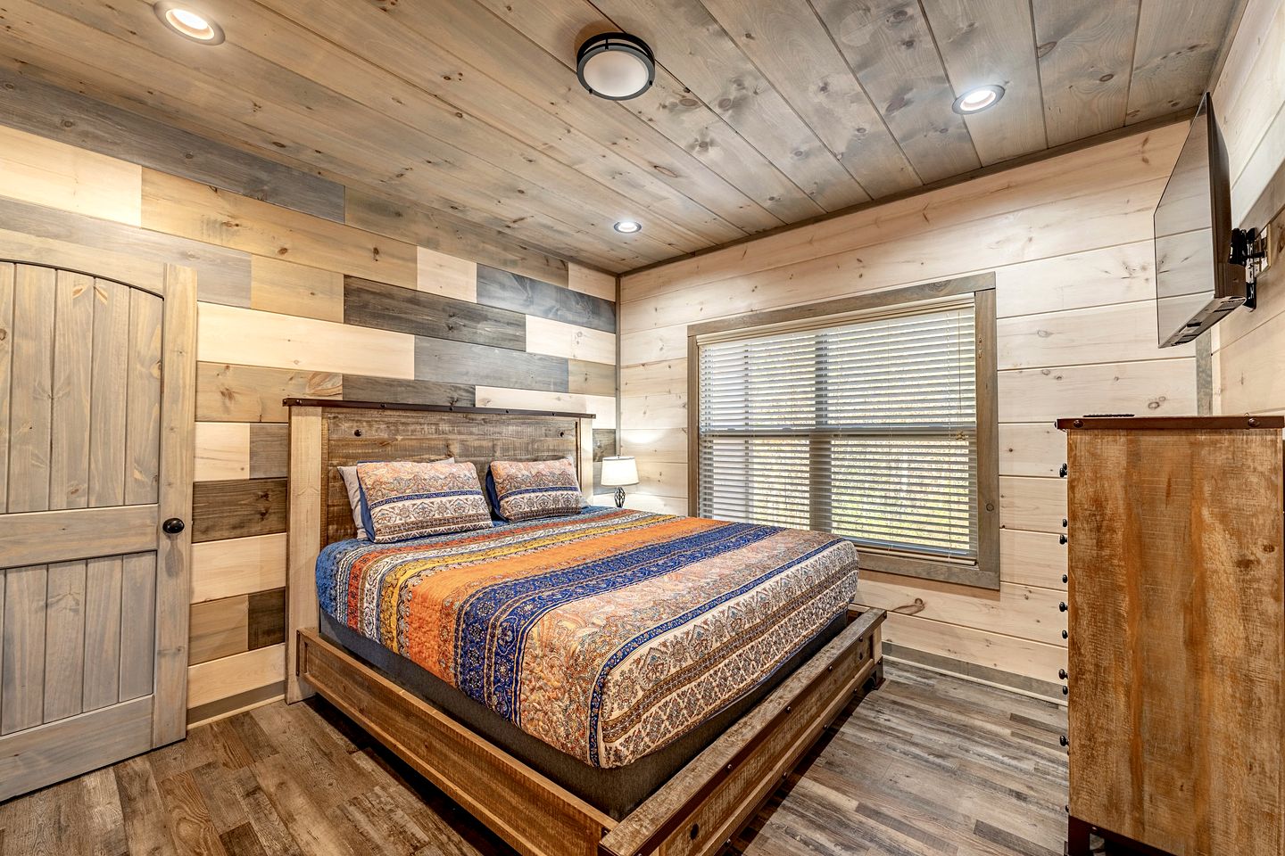 Cozy Wooden Cabin with Games, Hot-tub and Indoor Pool in Sevierville, Tennessee