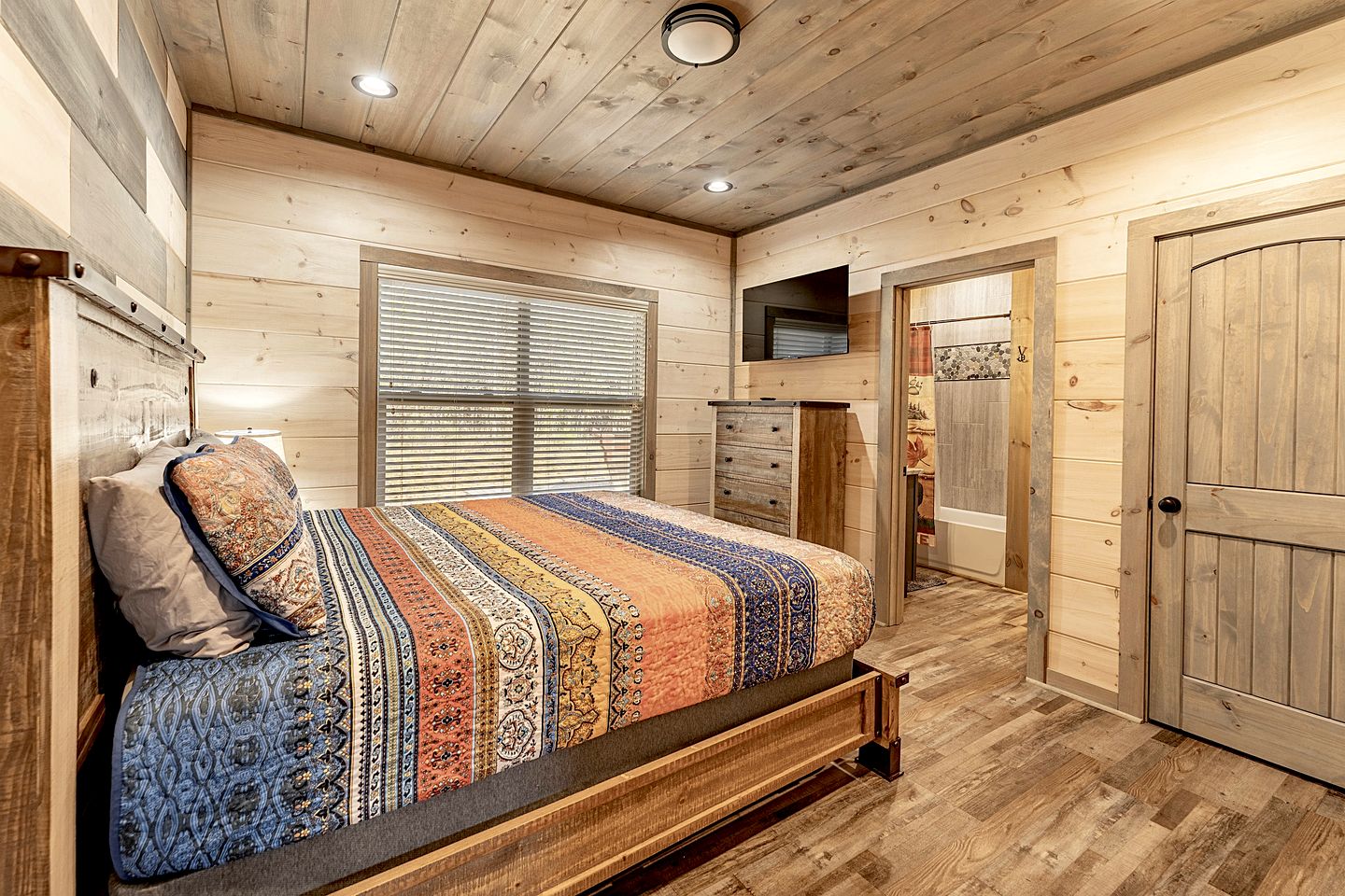 Cozy Wooden Cabin with Games, Hot-tub and Indoor Pool in Sevierville, Tennessee