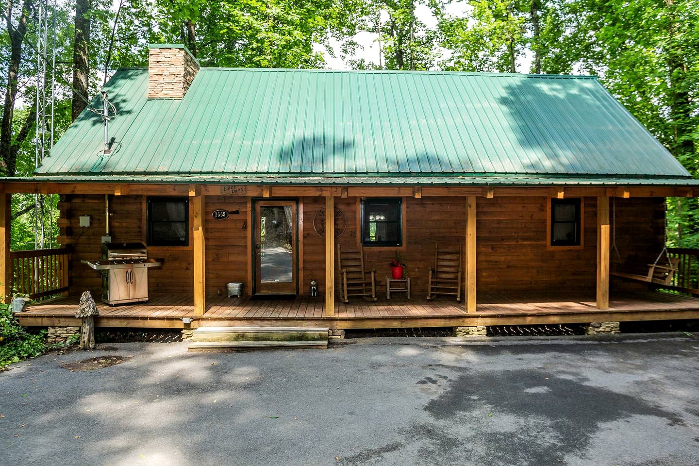 Cozy Wooden Cabin Nestled Amidst Trees in Sevierville, Tennessee