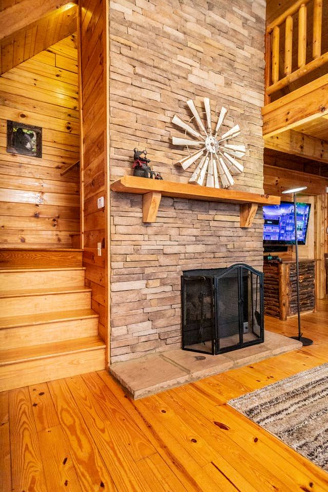 Cozy Wooden Cabin Nestled Amidst Trees in Sevierville, Tennessee