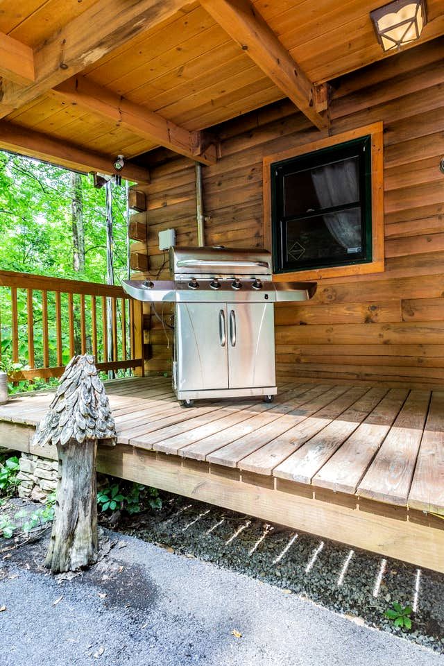 Cozy Wooden Cabin Nestled Amidst Trees in Sevierville, Tennessee