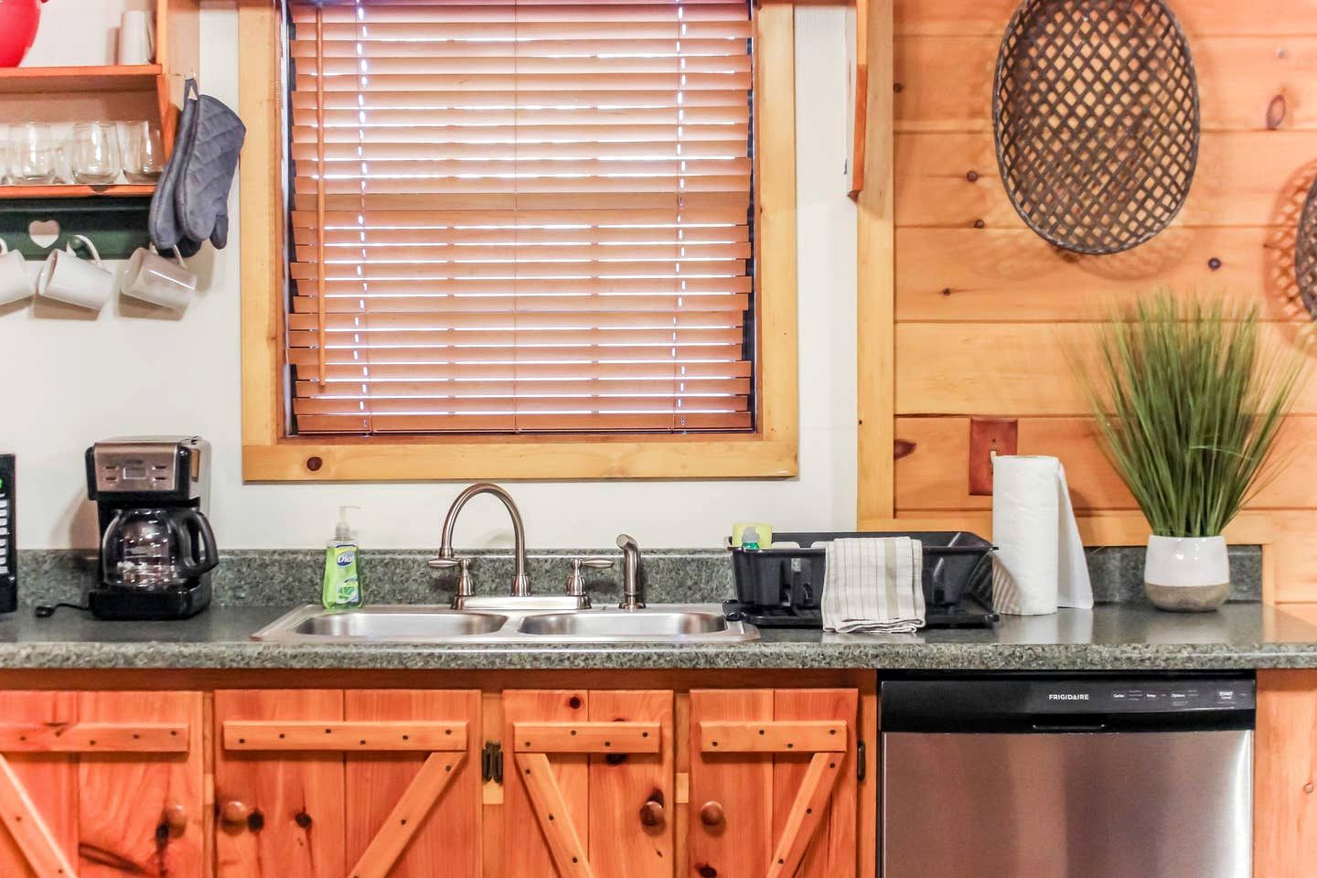 Cozy Wooden Rustic Cabin with Hot-tub in Sevierville, Tennessee