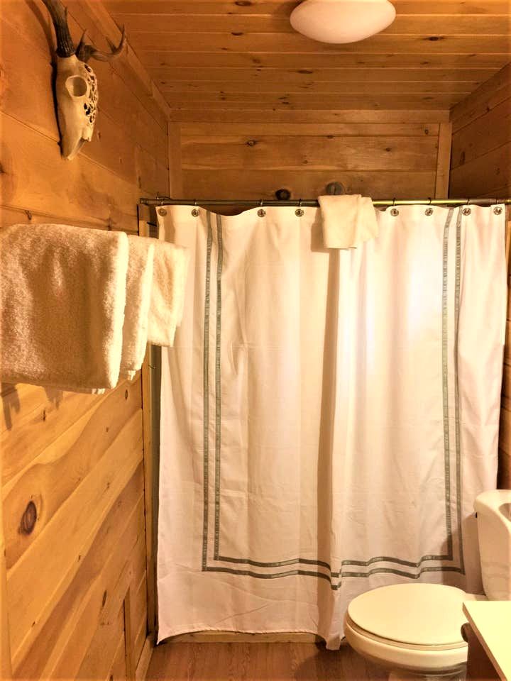Cozy Wooden Rustic Cabin with Hot-tub in Sevierville, Tennessee
