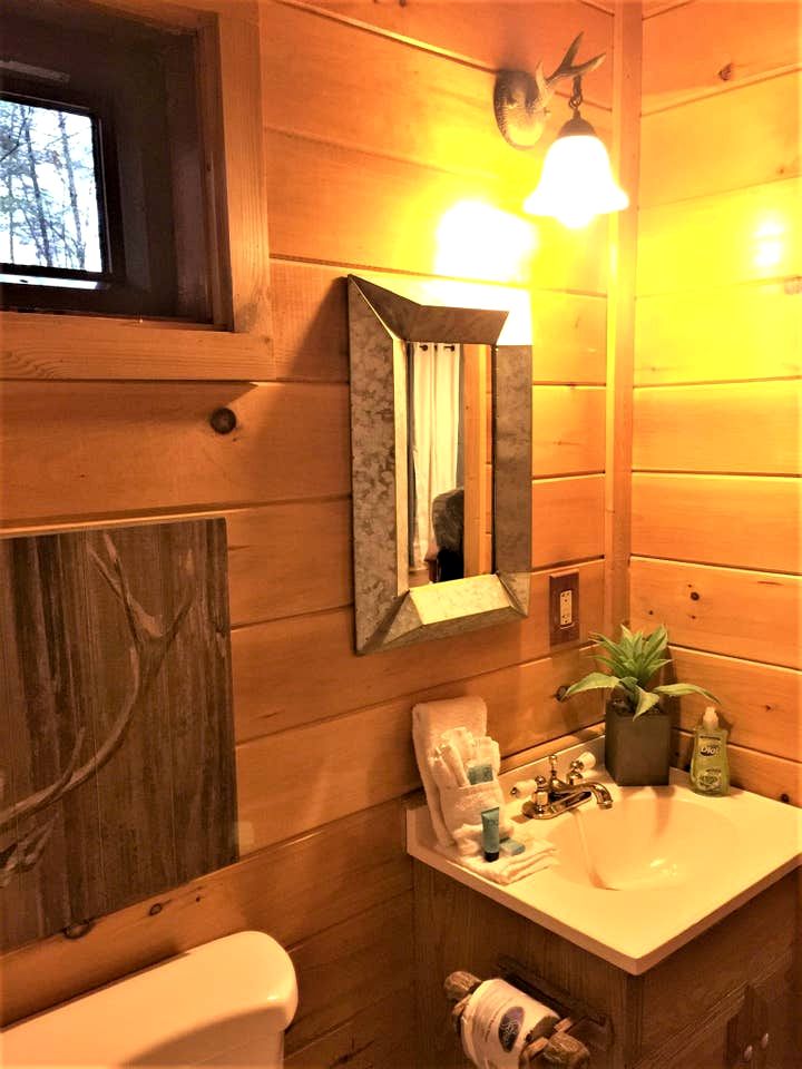 Cozy Wooden Rustic Cabin with Hot-tub in Sevierville, Tennessee