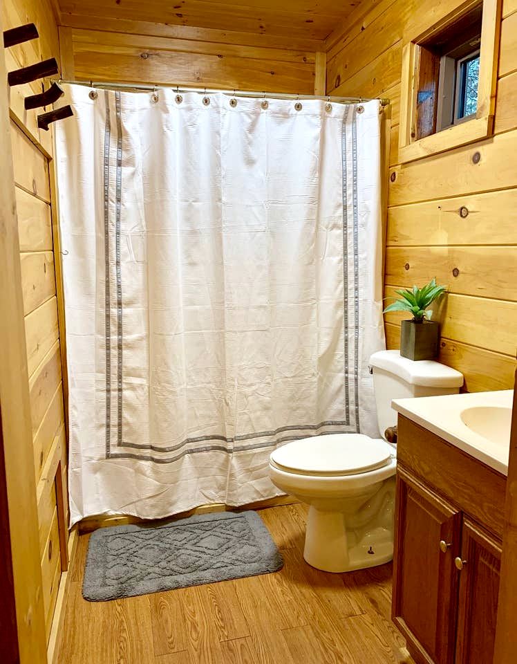 Cozy Wooden Rustic Cabin with Hot-tub in Sevierville, Tennessee