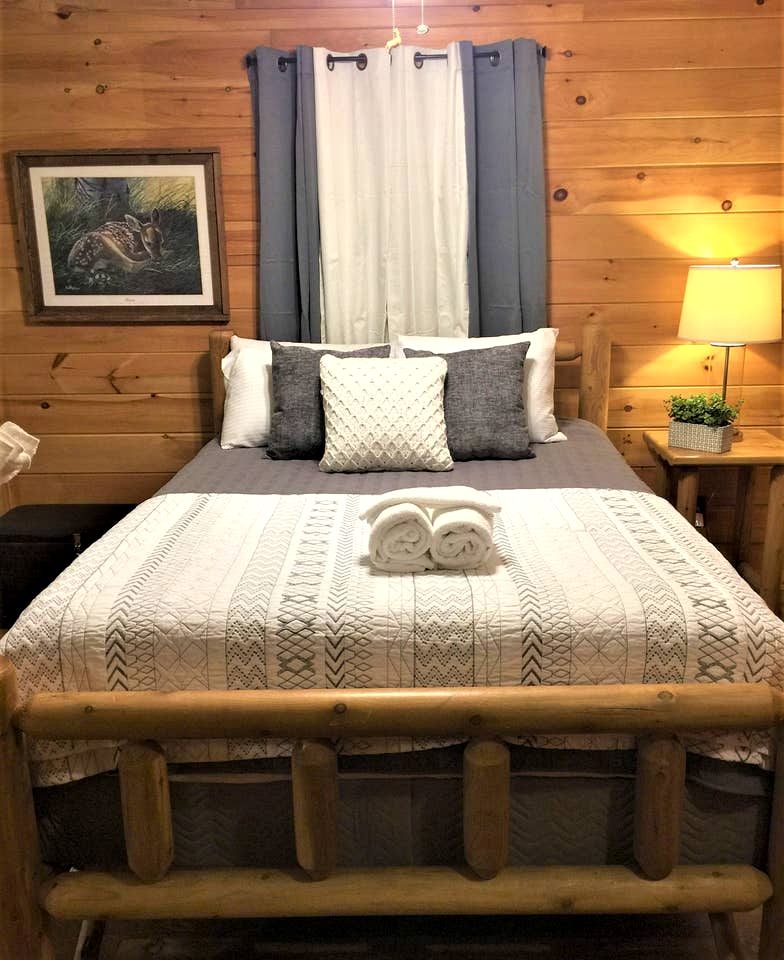 Cozy Wooden Rustic Cabin with Hot-tub in Sevierville, Tennessee