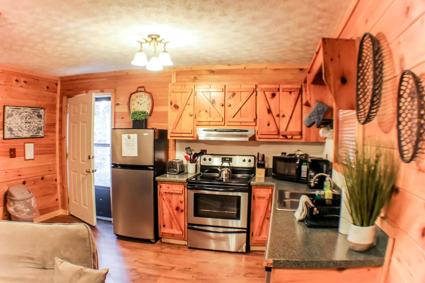 Cozy Wooden Rustic Cabin with Hot-tub in Sevierville, Tennessee