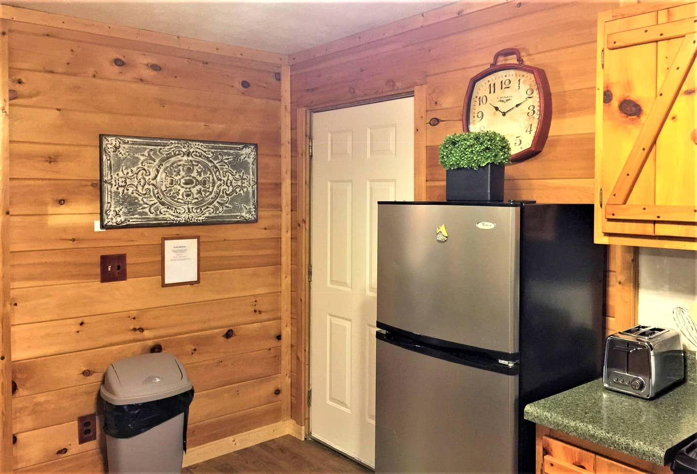 Cozy Wooden Rustic Cabin with Hot-tub in Sevierville, Tennessee