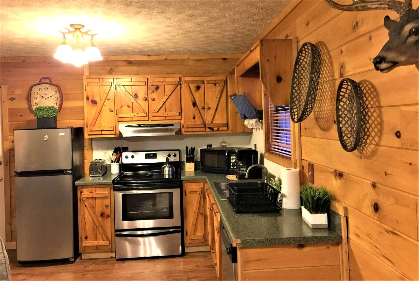 Cozy Wooden Rustic Cabin with Hot-tub in Sevierville, Tennessee