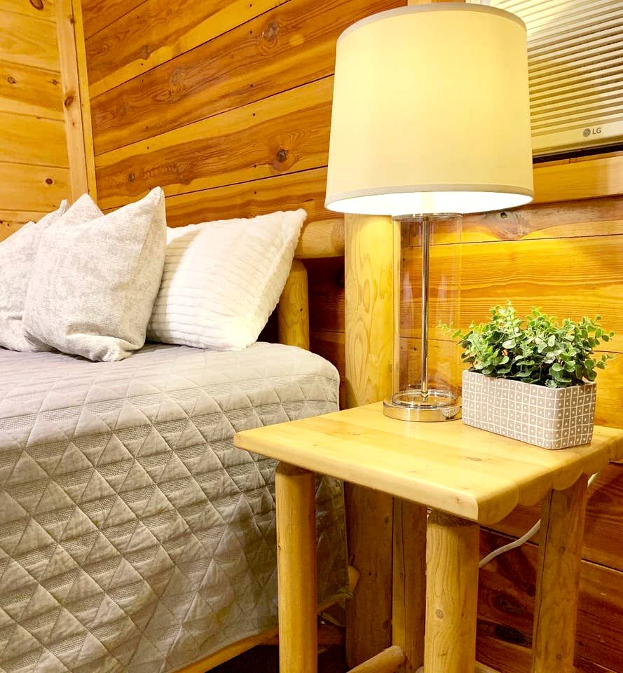 Cozy Wooden Rustic Cabin with Hot-tub in Sevierville, Tennessee