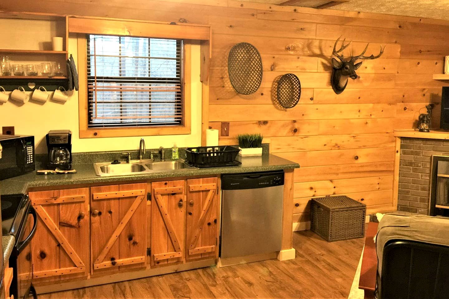 Cozy Wooden Rustic Cabin with Hot-tub in Sevierville, Tennessee