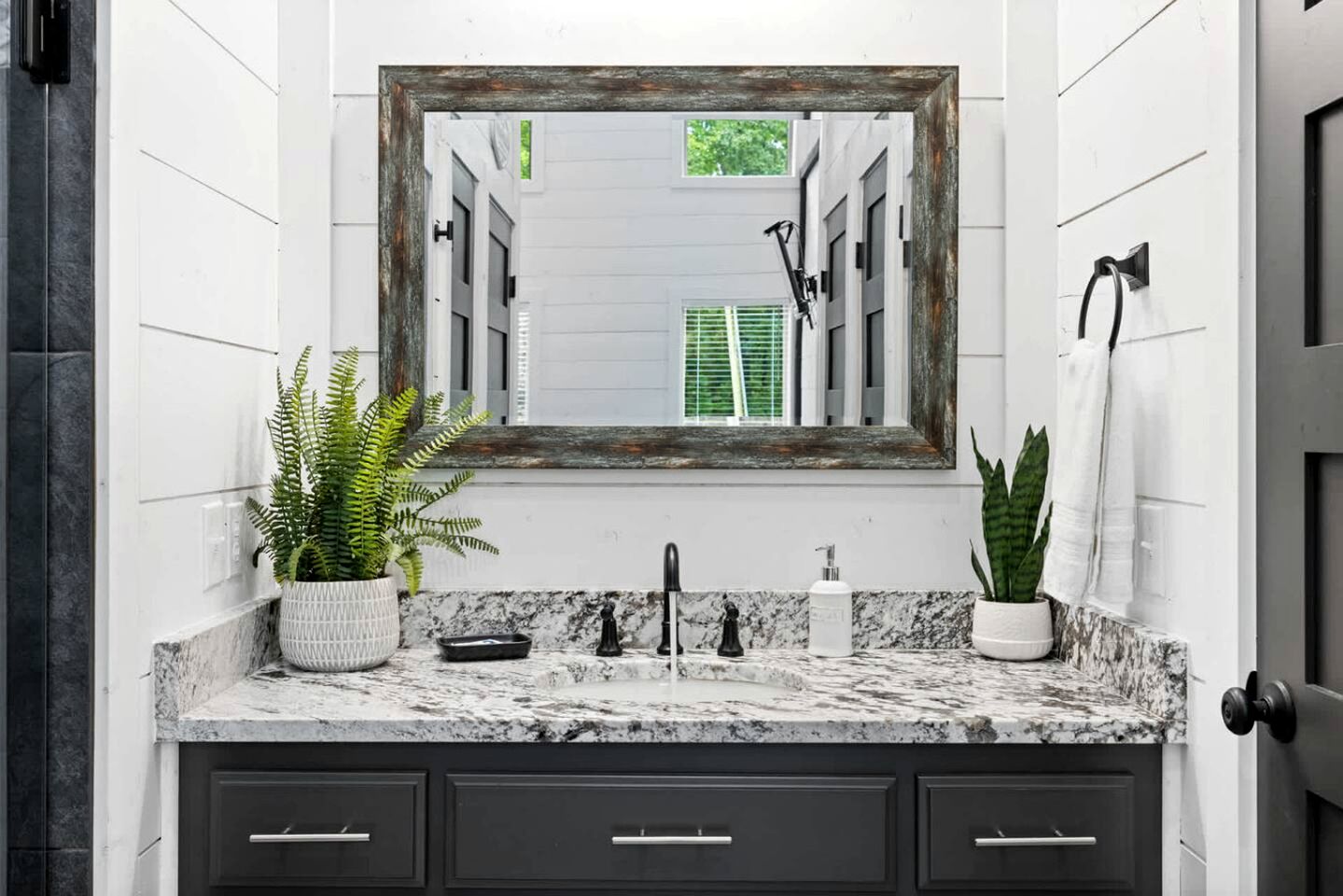 Cozy Woodland Cabin with Hot Tub & Fire Pit Near Broken Bow Lake, Broken Bow OK