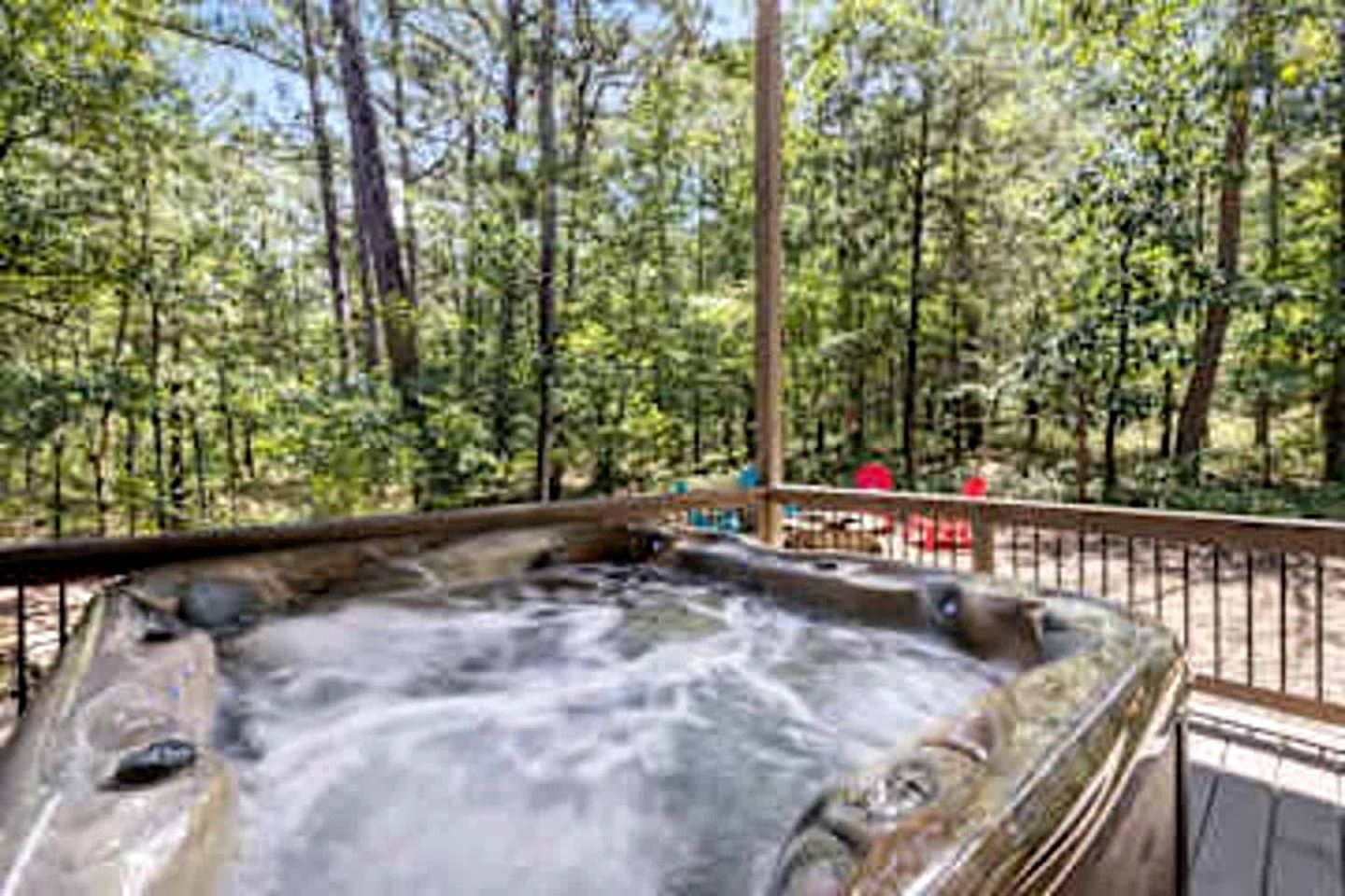 Cozy Woodland Cabin with Hot Tub & Fire Pit Near Broken Bow Lake, Broken Bow OK