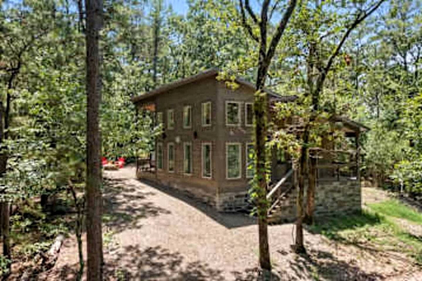 Cozy Woodland Cabin with Hot Tub & Fire Pit Near Broken Bow Lake, Broken Bow OK