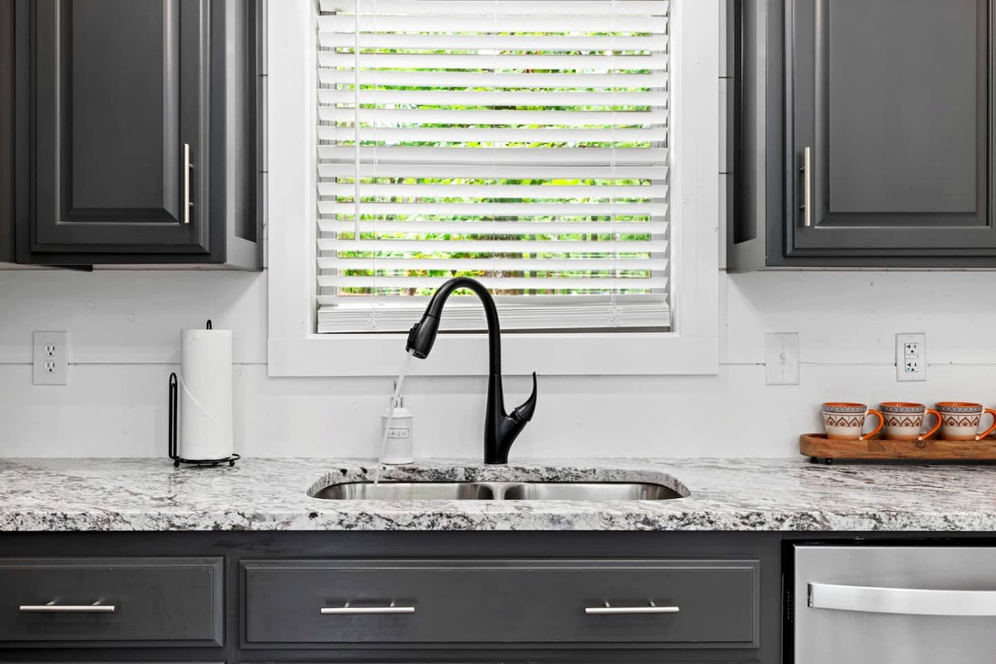 Cozy Woodland Cabin with Hot Tub & Fire Pit Near Broken Bow Lake, Broken Bow OK