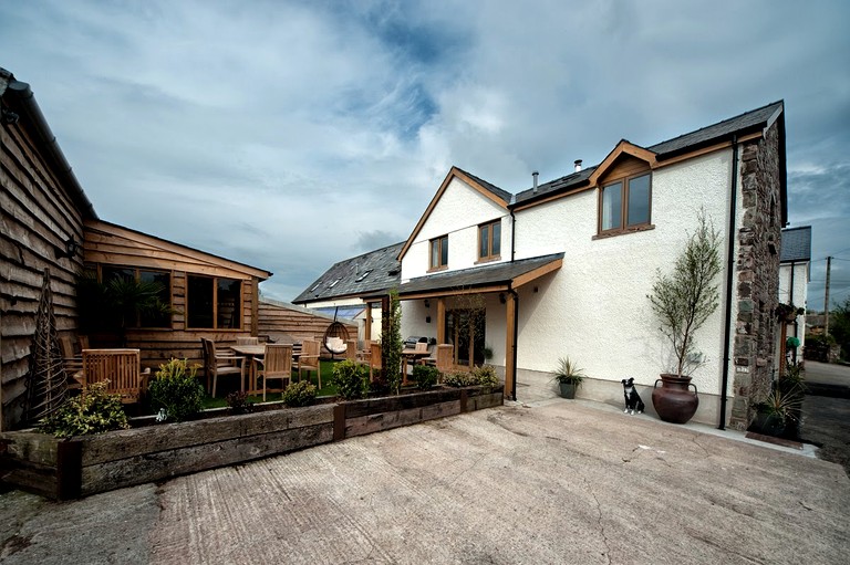 Beautiful Spacious Multi-Unit Rental for Large Groups for a Peaceful Getaway in the Brecon Beacons National Park, Wales