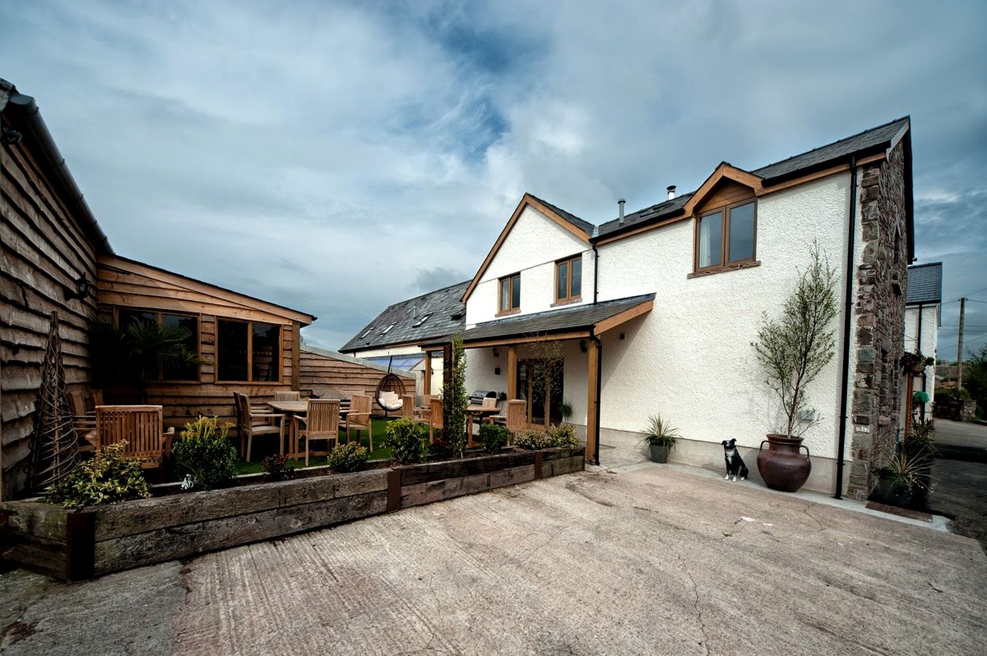 Beautiful Spacious Multi-Unit Rental for Large Groups for a Peaceful Getaway in the Brecon Beacons National Park, Wales