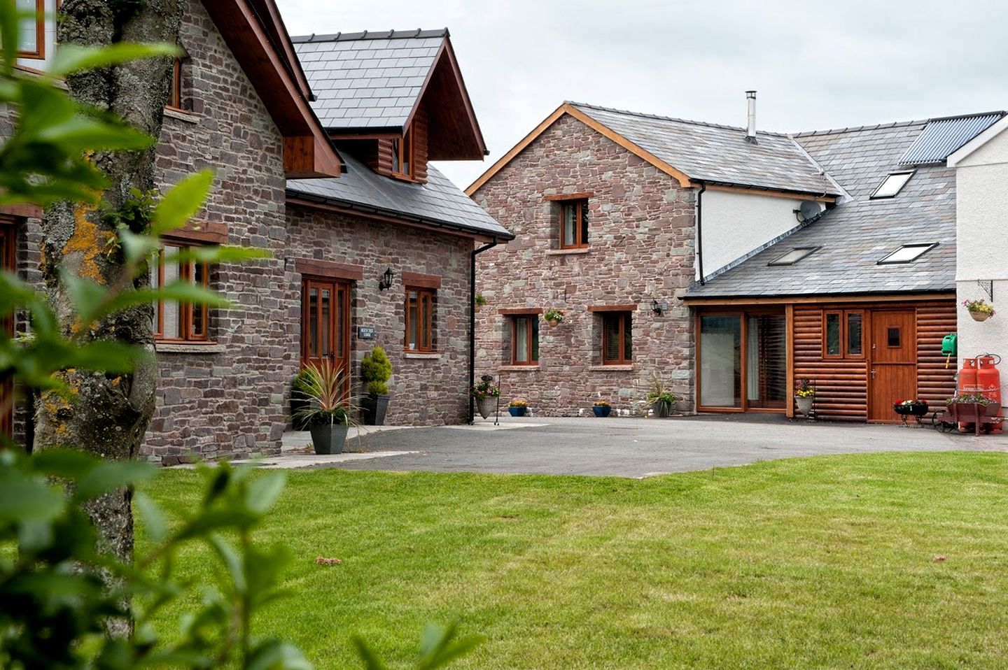 Beautiful Spacious Multi-Unit Rental for Large Groups for a Peaceful Getaway in the Brecon Beacons National Park, Wales