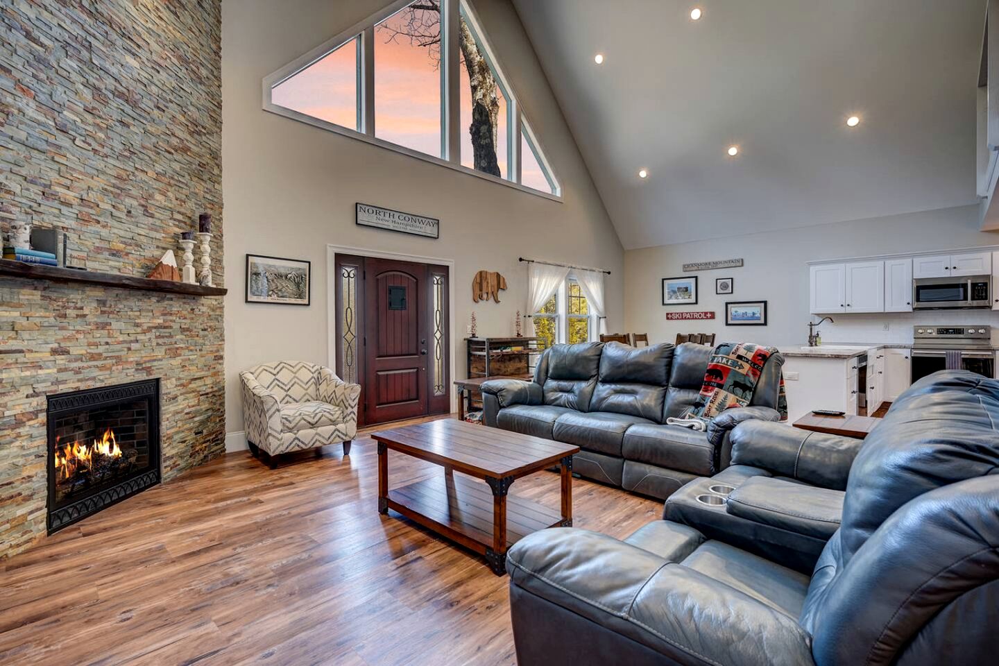 Luxury Mountain Townhouse with Private Hot Tub Near Cranmore Mountain Resort, North Conway, New Hampshire