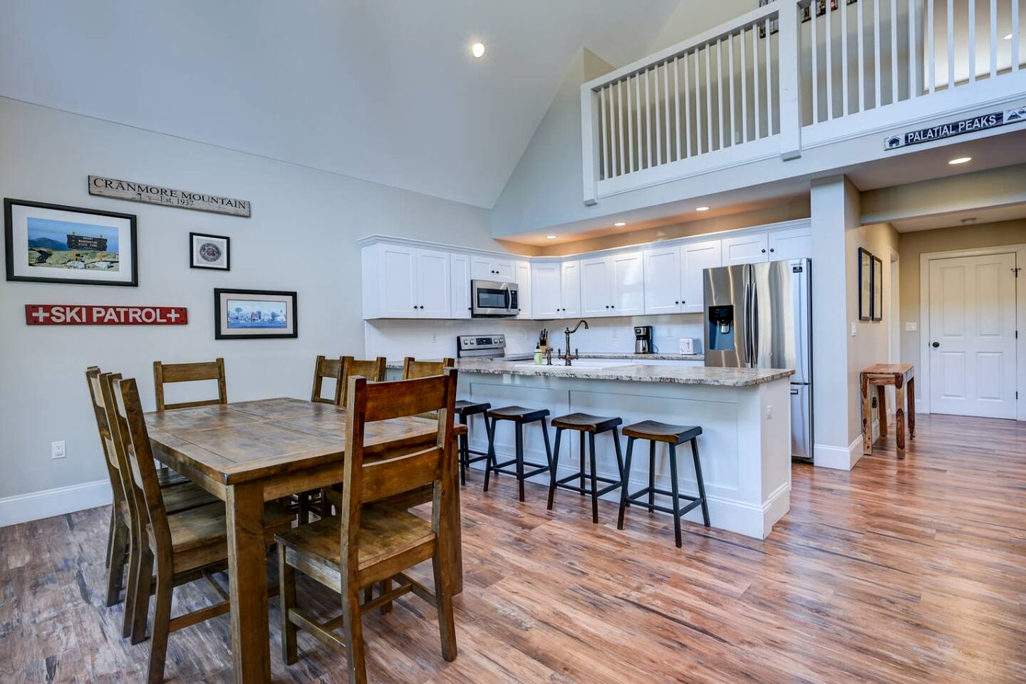 Luxury Mountain Townhouse with Private Hot Tub Near Cranmore Mountain Resort, North Conway, New Hampshire