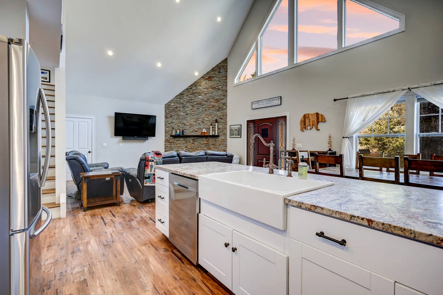 Luxury Mountain Townhouse with Private Hot Tub Near Cranmore Mountain Resort, North Conway, New Hampshire