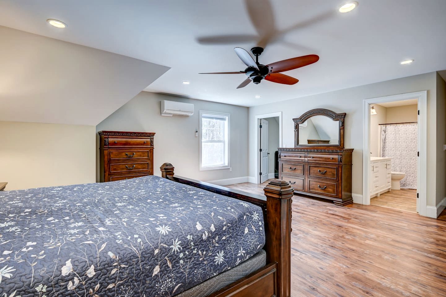 Luxury Mountain Townhouse with Private Hot Tub Near Cranmore Mountain Resort, North Conway, New Hampshire