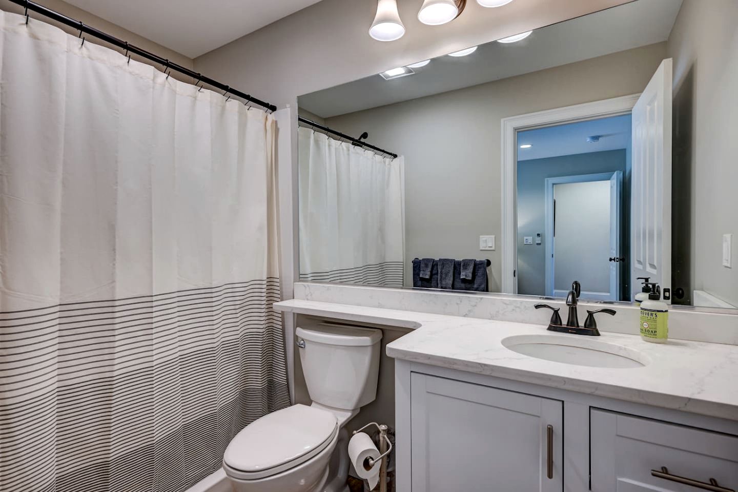 Luxury Mountain Townhouse with Private Hot Tub Near Cranmore Mountain Resort, North Conway, New Hampshire