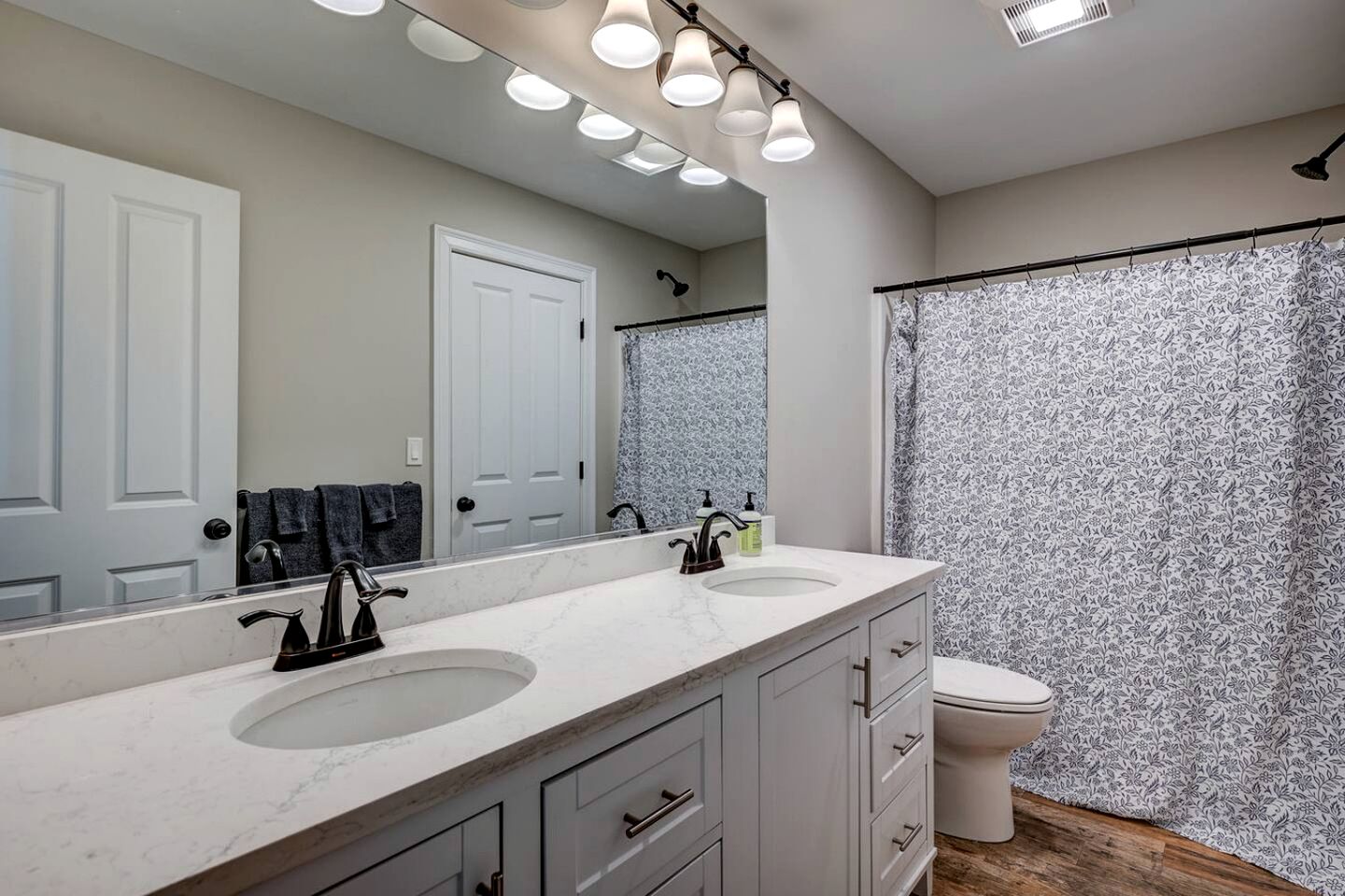 Luxury Mountain Townhouse with Private Hot Tub Near Cranmore Mountain Resort, North Conway, New Hampshire