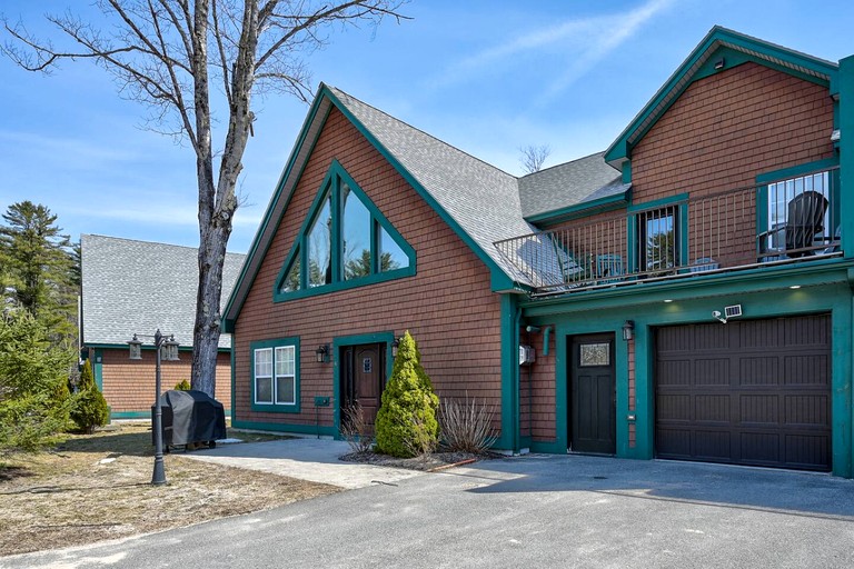 Luxury Mountain Townhouse with Private Hot Tub Near Cranmore Mountain Resort, North Conway, New Hampshire
