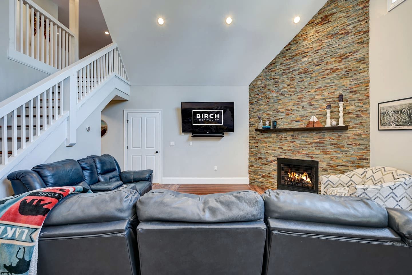Luxury Mountain Townhouse with Private Hot Tub Near Cranmore Mountain Resort, North Conway, New Hampshire